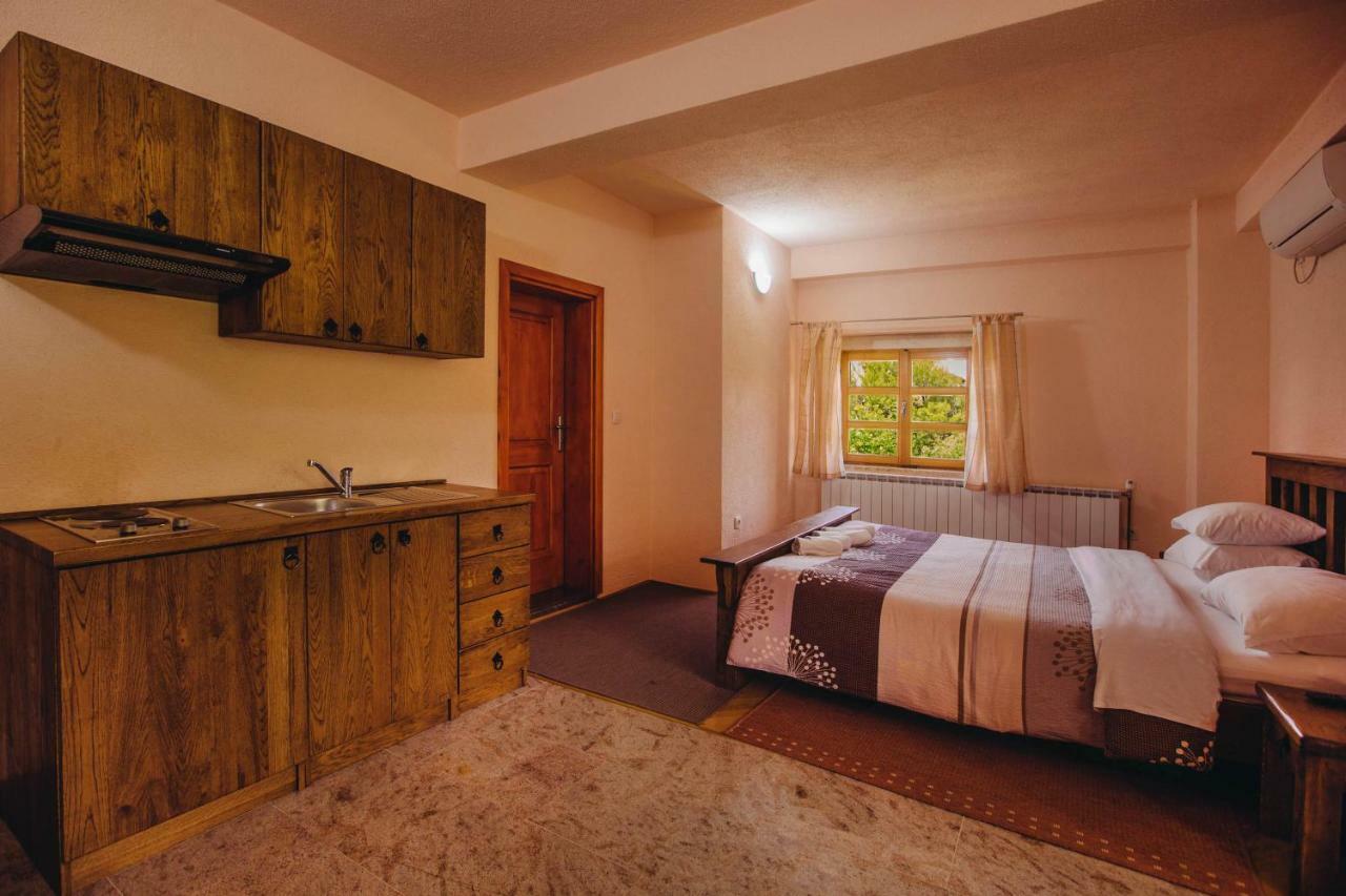 Apartmani I Sobe Dinko Starigrad Paklenica Exterior foto